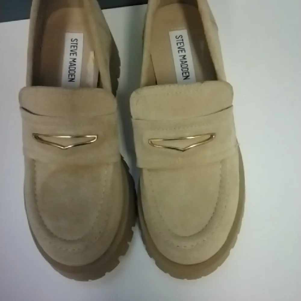 Shoes - Picture 6 of 9